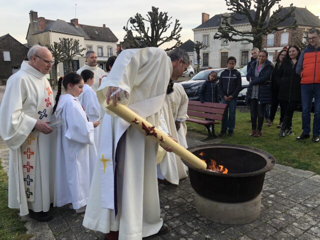 Le cierge pascal symbolise le Christ ressuscité, lumière du monde. Veillée pascale samedi 8 avril 2023 à l’église de Maxent.