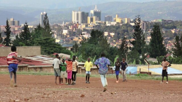 En vingt ans, le Rwanda est devenu l’un des espoirs du continent africain. Tous les indices de développement (économie, santé, éducation) sont en nette progression, le pays est unifié et pacifié.