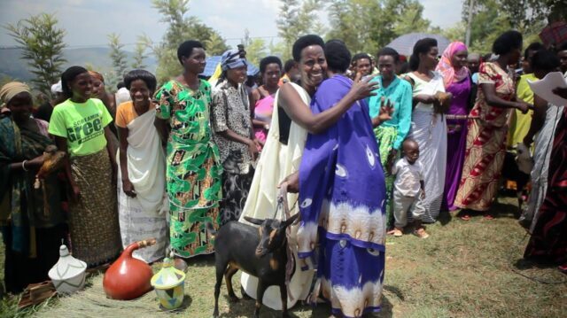 Le documentaire “Rwanda : du chaos au miracle” est un regard personnel de l’actrice Sonia Rolland sur le Rwanda, son pays de naissance. Le film explore comment le Rwanda, un pays qui a été le théâtre d’un des plus grands génocides de l’histoire, est devenu en vingt ans l’un des espoirs du continent africain.