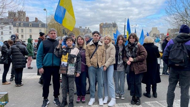 La famille Revina participe à la manifestation à Rennes, un an après le déclenchement de la guerre en Ukraine