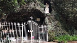 Le sanctuaire de la grotte de Paimpont a été construit en 1884 ; près de la fontaine où la Sainte Vierge est apparue à Judicaël vers 645.Il s’agit d’une réplique de la grotte de Lourdes.
