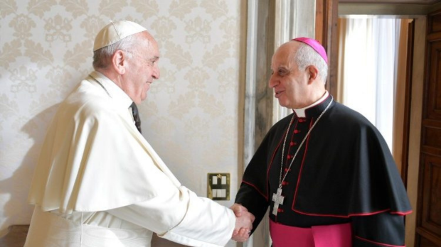 Mgr Fisichella avec le pape François