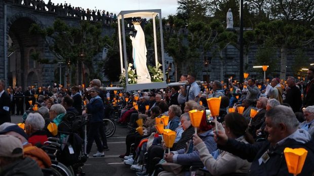 Pèlerinage à Lourdes : la grande procession aux cierges